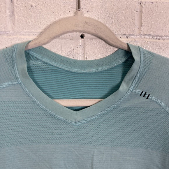 Lululemon Lightweight Short Sleeve V-Neck T-Shirt Mens Size M Turquoise Stripe - Picture 3 of 8